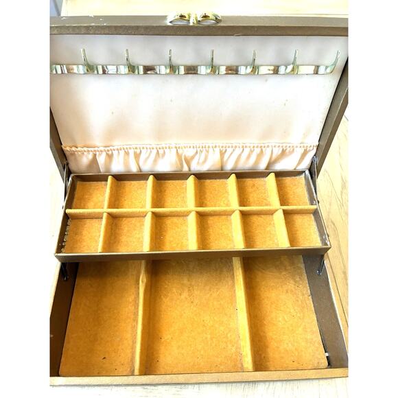 Vintage Mele & Co Jewelry 2 Tier Box Gold Tone Yellow Inside 1950s - Picture 16 of 16